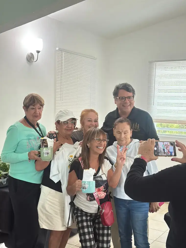 Participantes con sus tazas de Siembra y Cosecha